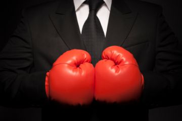 Wettbewerbsrecht Leipzig: Rechtsanwalt mit Boxhandschuhen