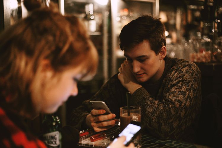 An vielen Schulen längst Normalität: Lehrer kommunizieren via WhatsApp mit Schülern und Lehrern