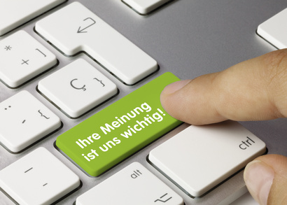 Großaufnahme einer Tastatur mit der Taste "Ihre Meinung ist uns wichtig"